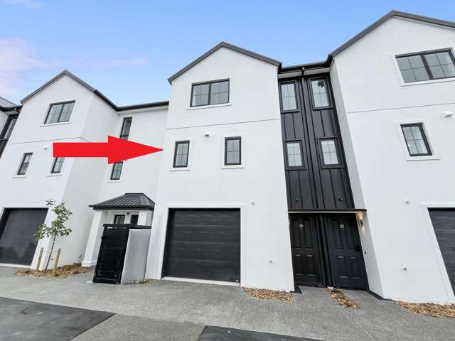 CITY CENTRE - BRAND NEW THREE BEDROOM THREE BATHROOM TOWNHOUSE WITH GARAGE