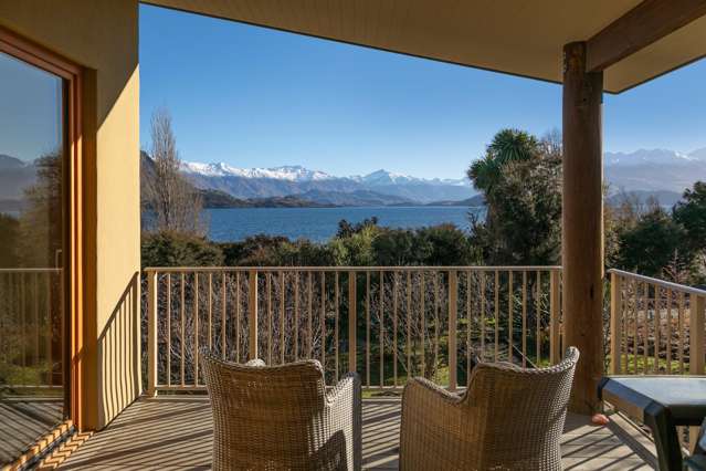 Boutique Lakeside Living