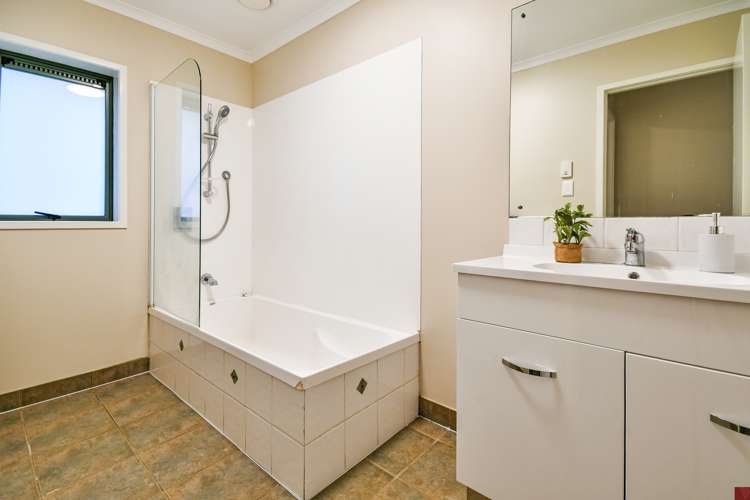 10 Rock Daisy Crescent Mangere_10