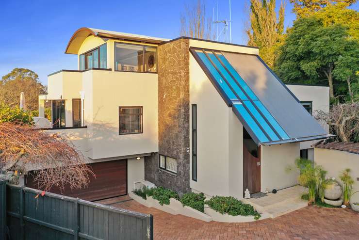 modern five-bedroom home in Durham Heights, in Flagstaff, Hamilton