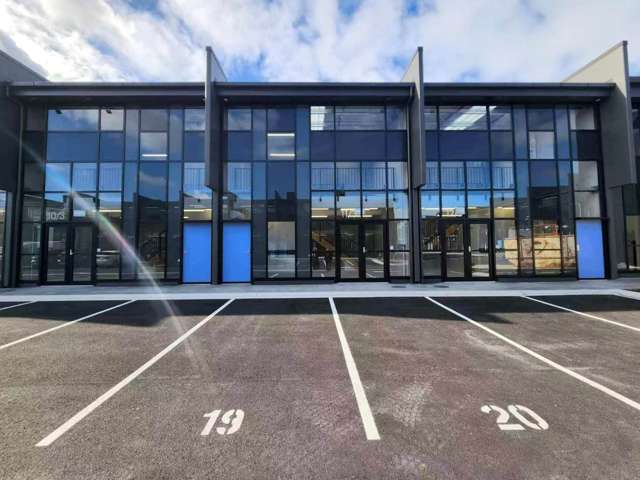 WAREHOUSE / SHOWROOM NEAR SYLVIA PARK