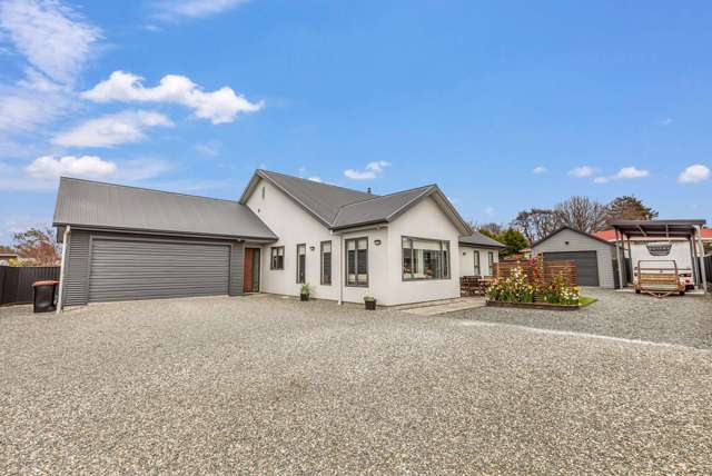 CUL-DE-SAC BEAUTY, WITH GREAT GARAGING!