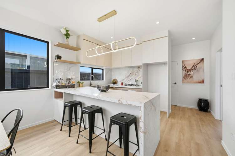 2/2 Halswell Street Mangere East_5