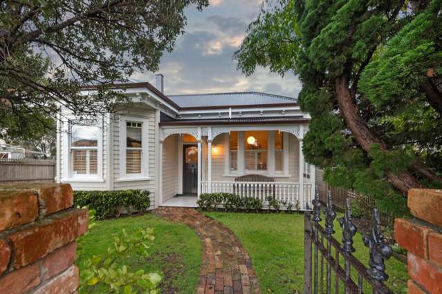 Chocolate Box Villa In Central Devonport