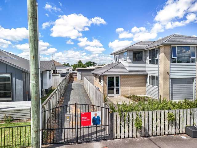 Freehold Spacious 3 Bedrooms With Garage