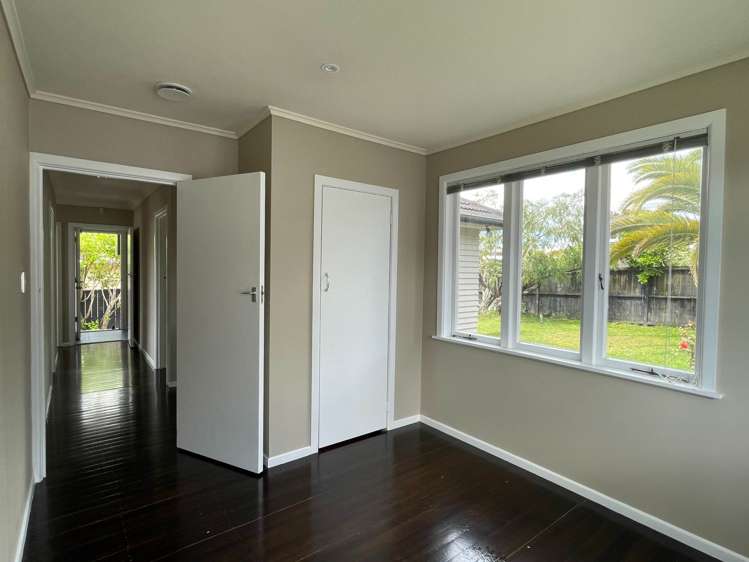 8 Grainger Road Te Atatu South_11