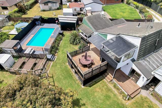 Poolside Paradise in Te Puke!