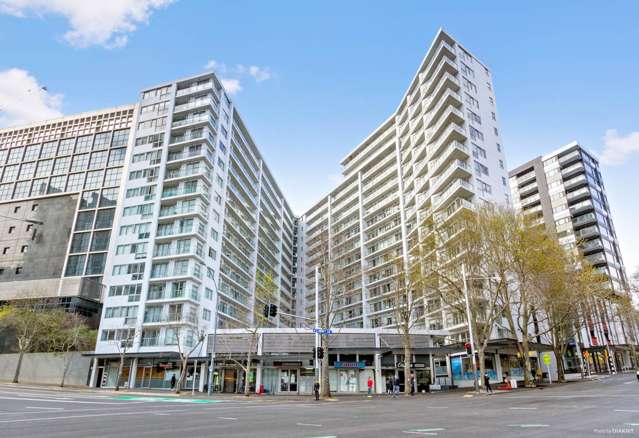 Queen Street Living! Bank-Friendly with Carpark