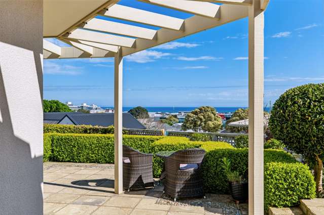 PRIME POSITION, SEA AND CITY VIEWS