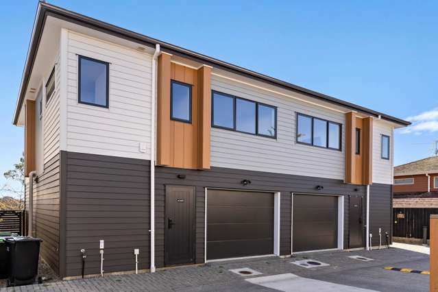 Luxurious Three-Bedroom Townhouse – Designed t...