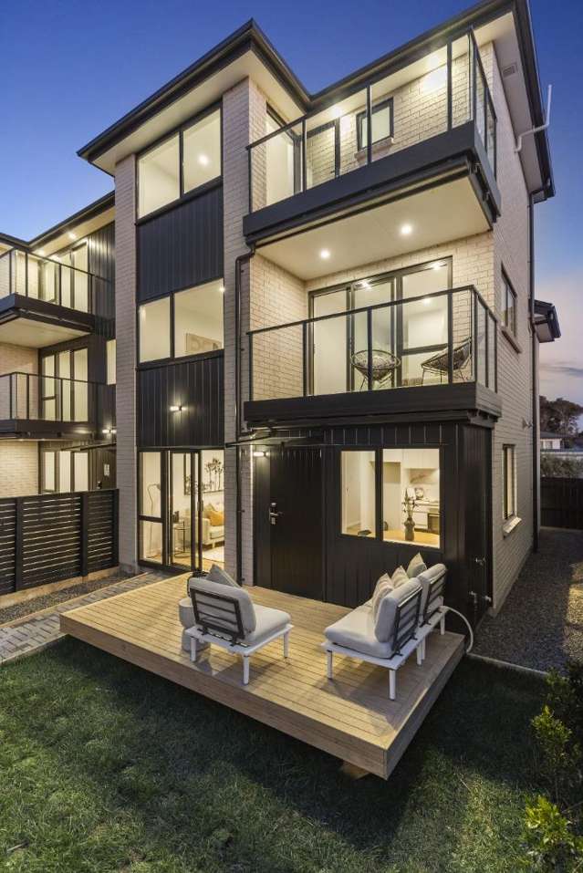 4 Bedroom, 4 Bathroom townhouse in Te Atatu Peninsula