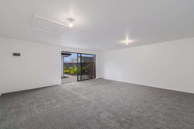 27 Carnaveron Drive Lincoln_21
