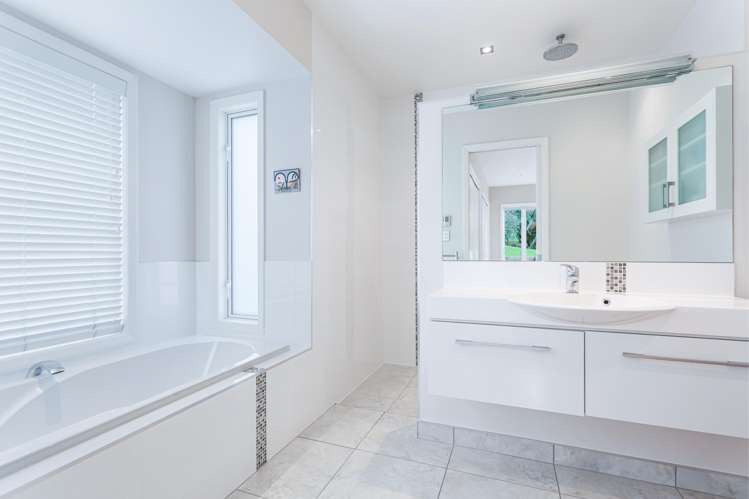 47 Lloyd Road Riverhead_17