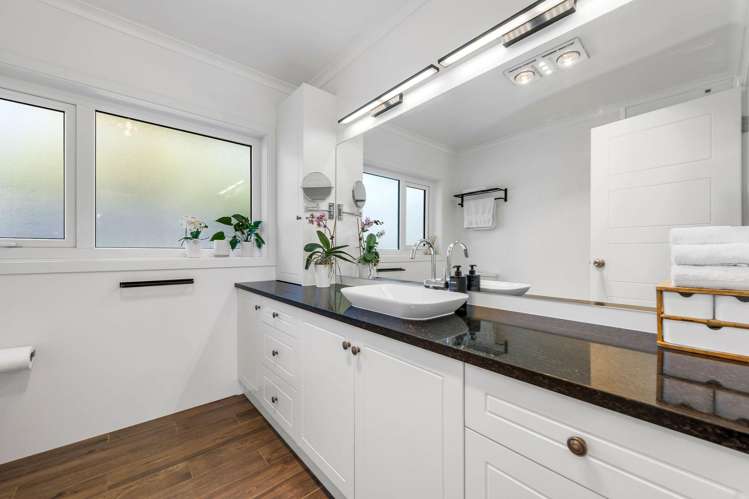 10 Charles Dickens Drive Mellons Bay_14