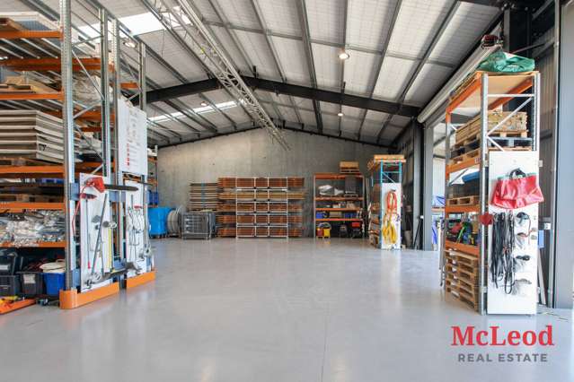 Immaculate Near New Warehouse For Lease