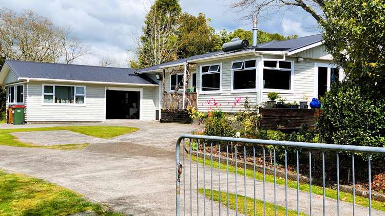 2041 Egmont Road Kaimiro_18