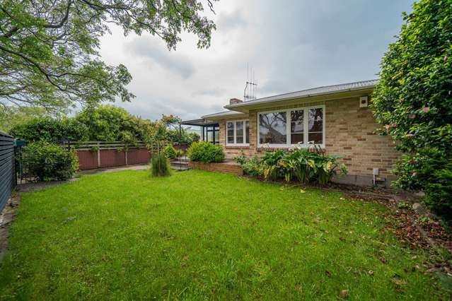 A renovated 1940 3+2 bdr brick home in Terrace End