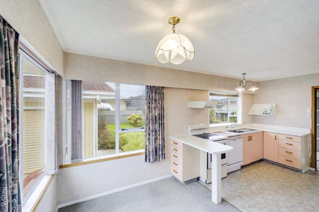 Original pearl, prime location. Make a move!