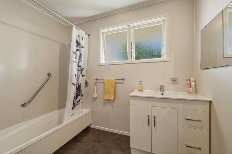 18 Alison Street Mangakakahi_13