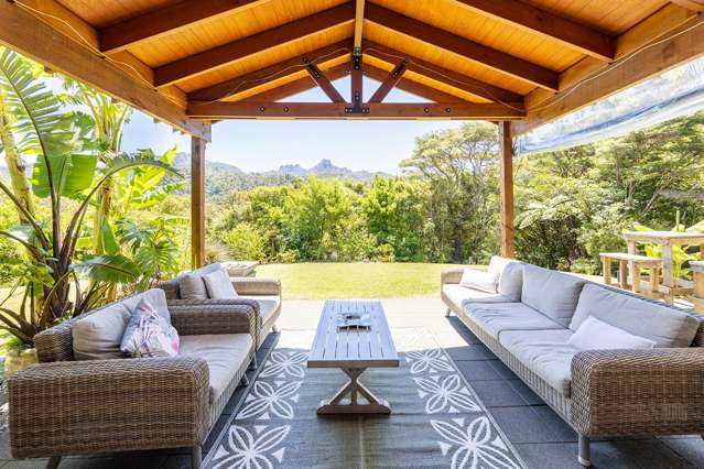 Tropical Retreat with Stunning Pinnacle Views