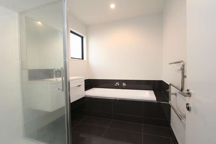 77 Faringdon Boulevard Rolleston_9