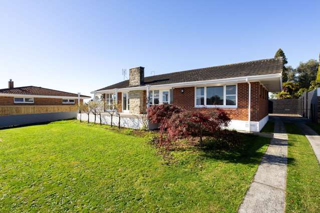 Substantial family home, excellent location