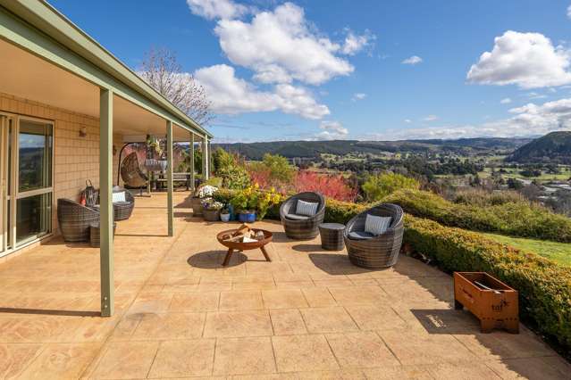 Escape to the country, 5 beds and a great shed!