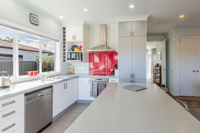 32 Heynes Place Clive_1