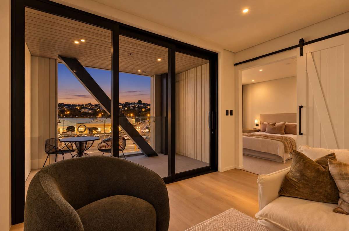 Hill View Collection, Customs Quay_2