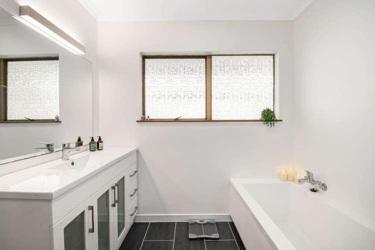 39 Gledstane Road Stanmore Bay_13