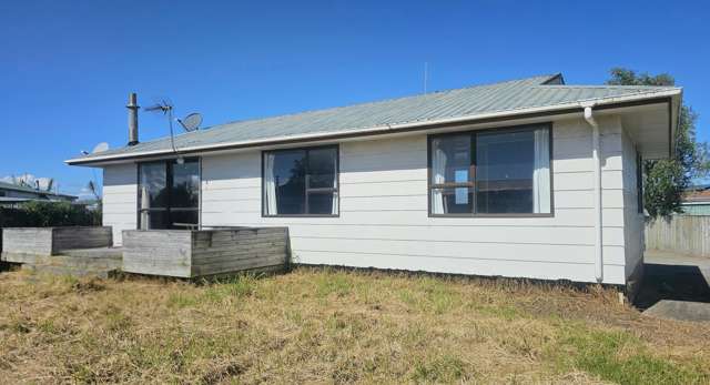 1980's BUNGALOW LOOKING FOR NEW OWNER