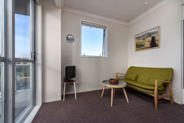 Freehold one bedroom with carpark.