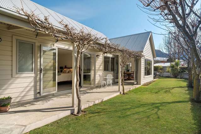 Spacious family home with stunning Arrowtown views