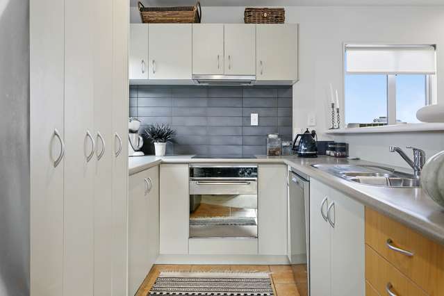 9/208A Lake Terrace Waipahihi_2