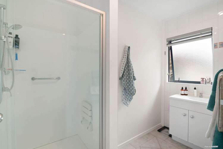 2/10 Knott Road Stanmore Bay_16