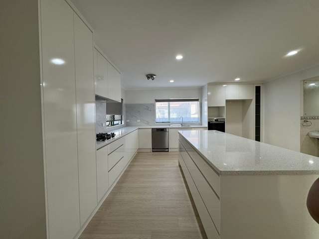 Newly renovated home - Gated & walk to Middlemore