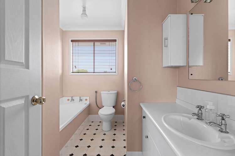 51 Riverbend Road Onekawa_12