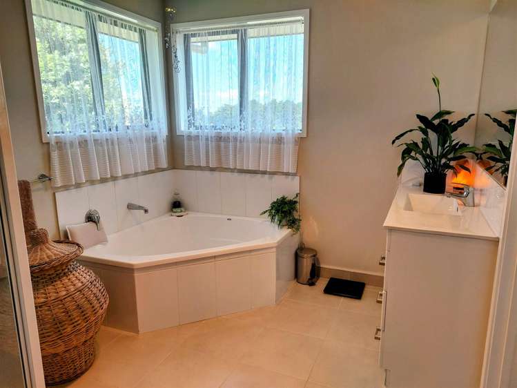 8 Muirfield Rise Te Kamo_13