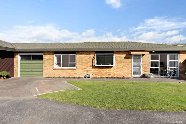 Immaculate and Hot Location!