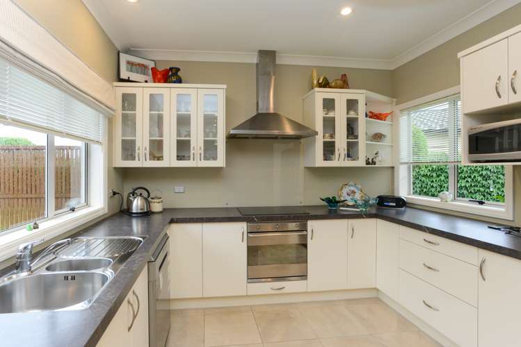 16 Heynes Place Clive_12