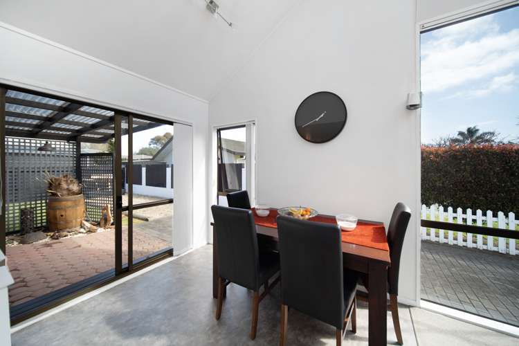 2/2 Corolu Place Conifer Grove_24