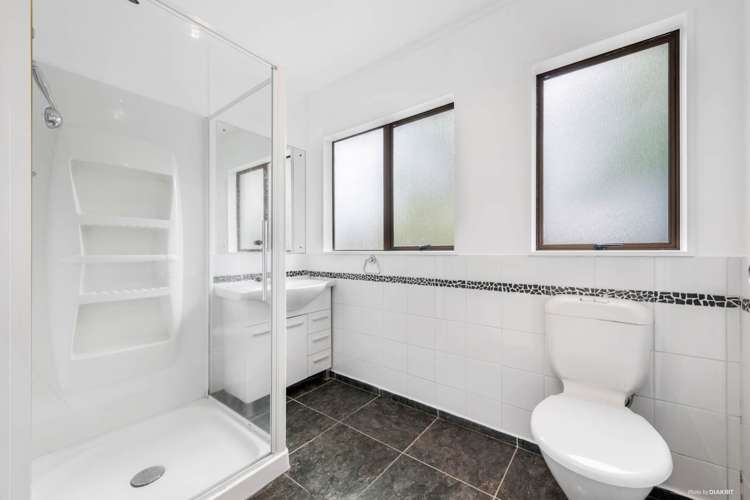 4/121 Bruce Mclaren Road Henderson_5