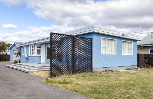 New Brighton - 3 Bedrooms, Large Garage/Workshop