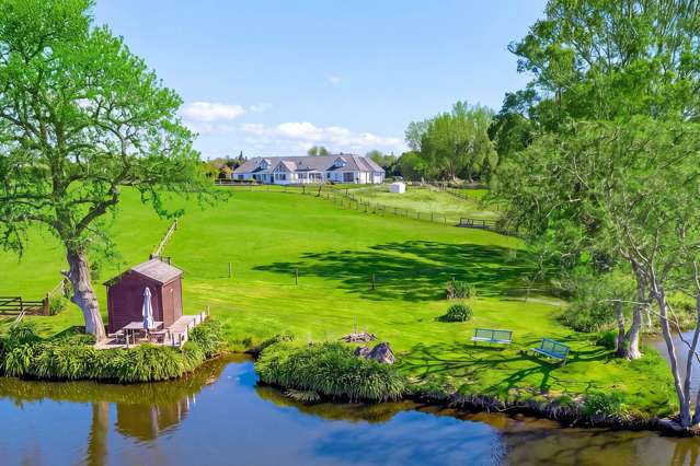 KARAKA COUNTRY LIVING, LAKESIDE SETTING