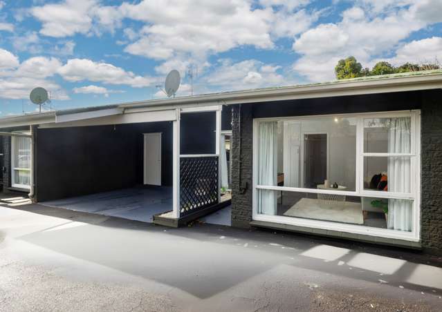 Spacious 1960s Brick End Unit in Mt Albert