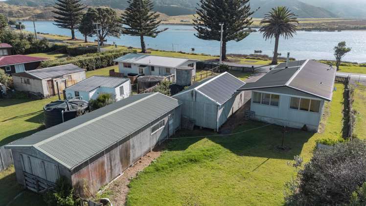 5 Esplanade Marokopa_18