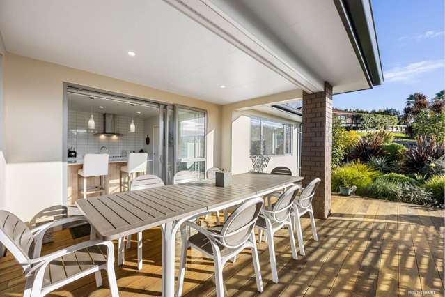 Family Home with Spa Pool & Private Deck