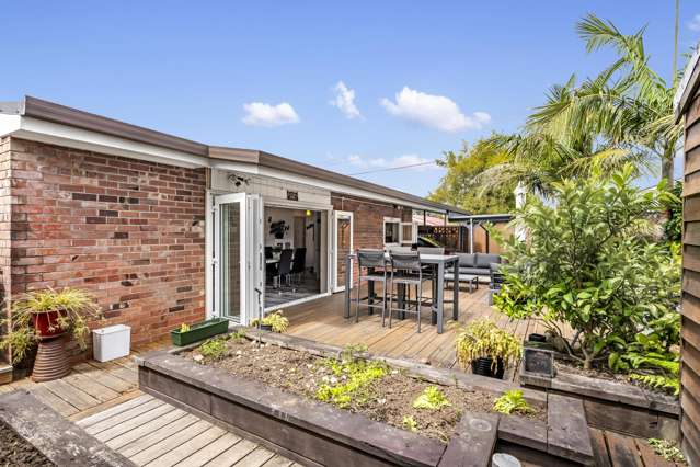 Freestanding Brick & Tile - Superbly Located!