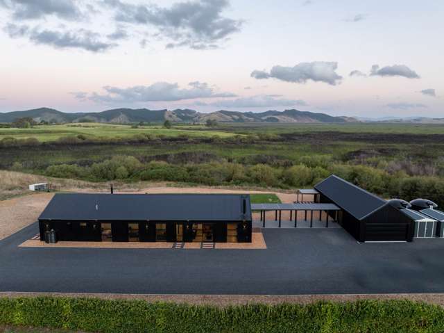 Bold Design - 2x Homes Under One Roof - 7km to...