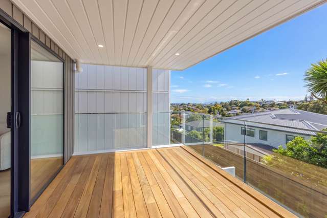 2/589A East Coast Road Browns Bay_4